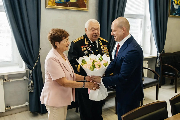 💍 В День семьи, любви и верности поздравил с 55 -летием совместной жизни Бориса Федоровича и Ирину Викторовну Клюевых. За эти годы они сумели сохранить любовь, уважение и взаимопонимание. Их союз, …
