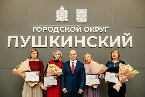 Вручил сертификаты на выплаты премий сотрудникам Пушкинской клинической больницы им. проф. Розанова В.Н., награждённых нагрудным знаком «Отличник здравоохранения». Награды получили четыре медицинских