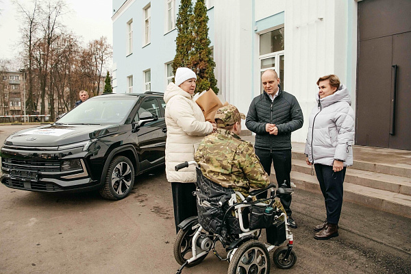 Сегодня по поручению Губернатора региона Андрея Воробьёва, при участии Ольги Ермаковой, руководителя филиала «Фонд Защитники Отечества» в Московской области, передали автомобиль с ручным управлением в