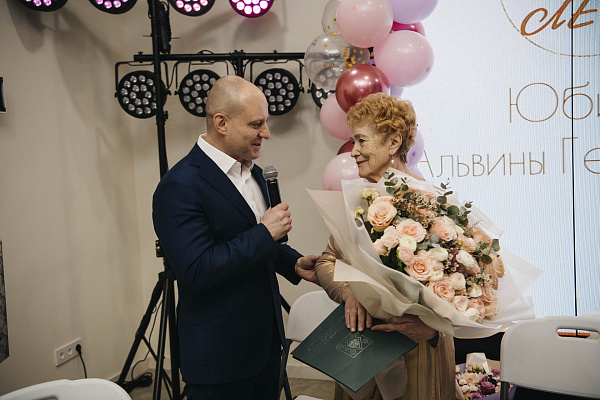 Сегодня день рождения у уважаемой Альвины Георгиевны.